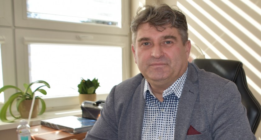 Wójt Mariusz Mielczarek przyznaje, że gmina musi zabezpieczyć w budżecie 479 tys. 293 zł na remont drogi w Kuszynie  fot.: Katarzyna Cieślik 