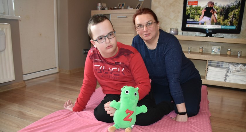 Dochód ze sprzedaży ciast w Niedzielę Palmową, zostanie przeznaczony na zakup samochodu z platformą oraz niezbędną rehabilitację 13-latka / na zdj. Kacper z mamą Katarzyną  fot.: Katarzyna Cieślik 