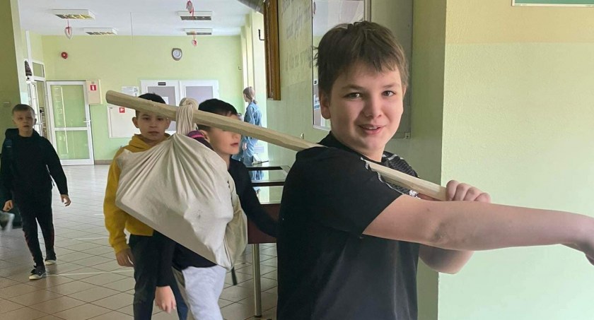 Uczniowie w tzw. „No backpack day” wykazują się niezwykłą kreatywnością i przynoszą swoje przybory szkolne w wiaderkach, walizkach, wózkach dziecięcych itp.  fot.: ZSP w Rząśnia, I LO w Wieluniu, ZS2 w Wieluniu, ZS1 w Wieluniu, SP w Sieńcu/Facebook