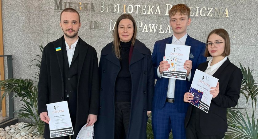 Uczniowie II LO na etapie lokalnym i regionalnym zdominowali podium Ogólnopolskiego Konkursu Krasomówczego. W finale III miejsce zajął Kryspin Sandak (od lewej) – dalej na zdj. Dorota Eichstaedt, Jakub Panek oraz Patrycja Siubijak / fot.: archiwum prywatne