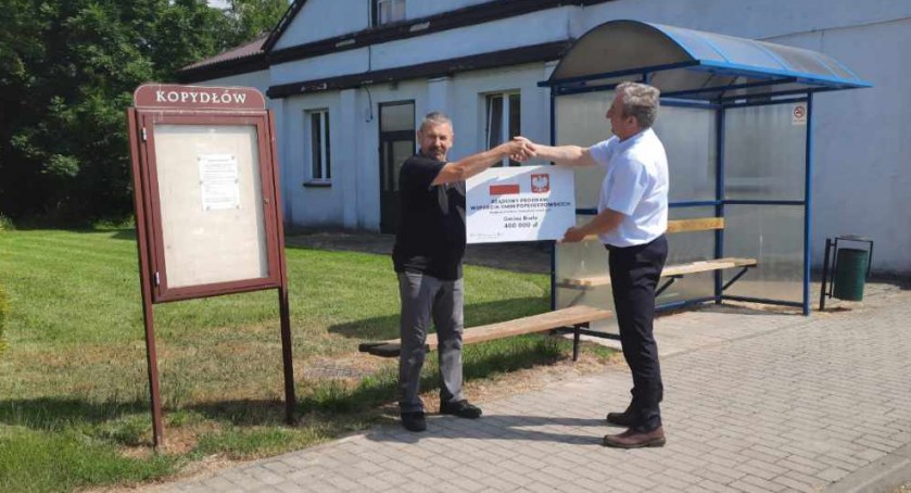 Promesę w wysokości 400 tys. zł otrzymała gmina Biała na inwestycje w Kopydłowie  fot.: arch. UG Biała