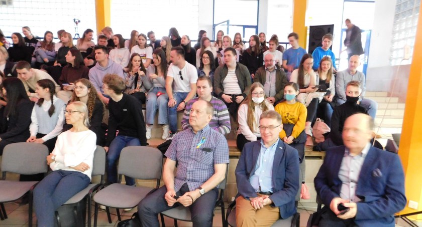 W auli I LO  w Wieluniu Tomasz Rożek głosił dla wieluńskich uczniów wykład na temat sztucznej inteligencji fot.: Magdalena Lizurej 