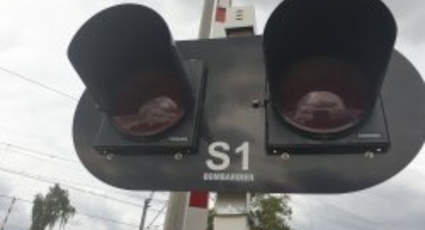 Jeśli miga czerwone światło przed przejazdem kolejowym, zgodnie z przepisami nie można na nie wjechać, nawet jeśli rogatki są podniesione fot.: arch. KPP w Wieluniu