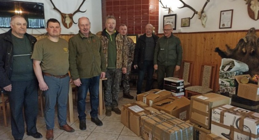 Myśliwi prócz pomocy uchodźcom, chcą także wesprzeć Ukraińców walczących na froncie. Właśnie dlatego zebrali umundurowanie i buty, które wysłali na Ukrainę fot.:  archiwum koła