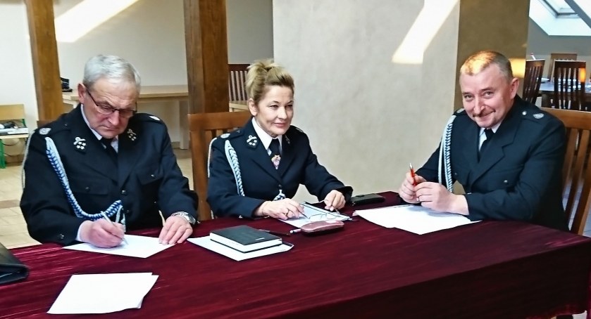 Na zdjęciu od lewej: prezes zarządu gminnego Marek Jednak, skarbnik OSP w Woli Wiewieckiej Agnieszka Suchaniak i prezes OSP w Woli Wiewieckiej Artur Kopczyński, podczas zebrania  fot.: Andrzej Duchowski (2)