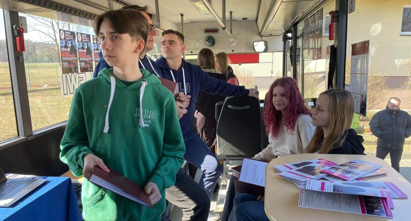 Młodzież z terenu powiatu wieluńskiego może zapoznać się z ofertą edukacyjną szkół ponadpodstawowych wsiadając do specjalnego autobusu informacyjnego fot.: archiwum prywatne