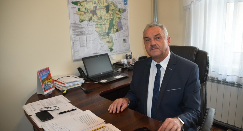Chcemy, żeby choć raz remonty dróg powiatowych po zimie rozpoczęto od Lututowa – apeluje burmistrz Marek Pikuła  fot.: Michał Borczyk, Katarzyna Cieślik, Starostwo Powiatowe w Wieruszowie 