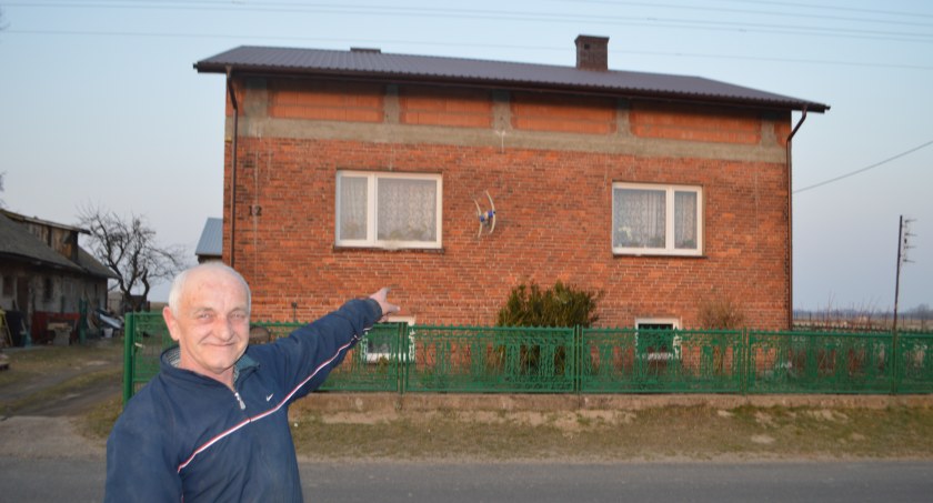 Najważniejsze, że jest dach i do domu się nie leje – pokazuje Andrzej Patyk  fot.: Elżbieta Wodecka