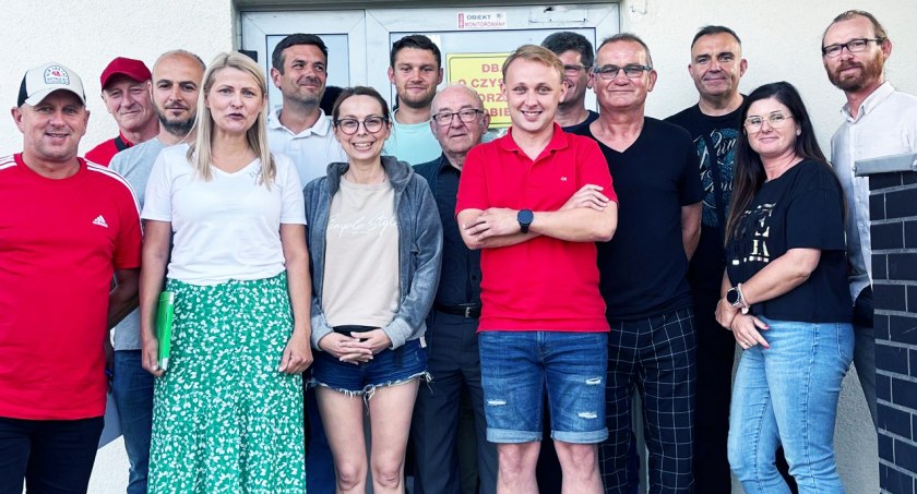 Zdjęcia nowego i starego zarządu klubu GLKS Warta Osjaków