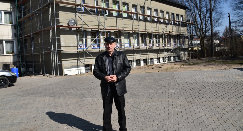 Wójt Jarosław Trojan podkreśla, że postęp prac termomodernizacyjnych zarówno w ośrodku zdrowia w Osjakowie (na zdj.), jak i Drobnicach jest zadowalający  fot.: Katarzyna Cieślik 