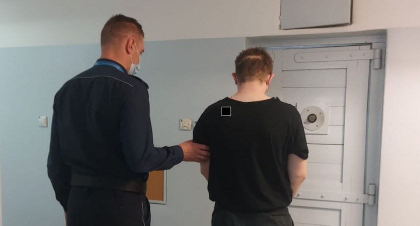 1.	25-latek usłyszał zarzuty m.in. niezatrzymania się do kontroli drogowej, jazdy w stanie nietrzeźwości oraz posiadania środków odurzających fot.: KPP Wieluń 