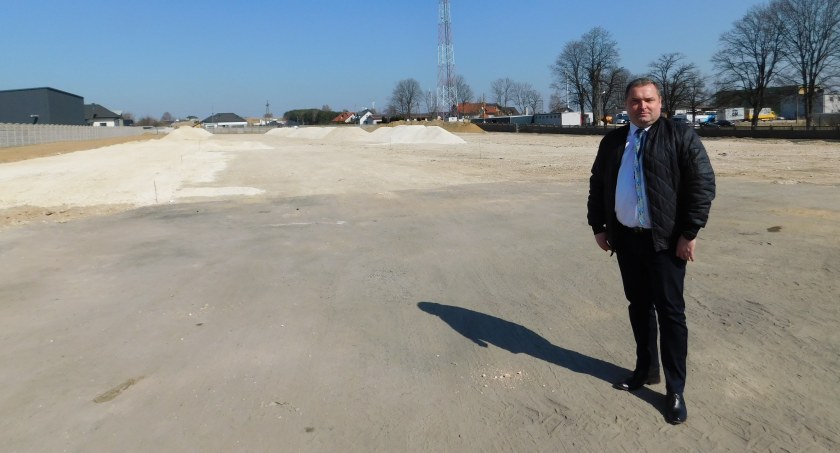 Rafał Drab, burmistrz Działoszyna, jest zadowolony, ponieważ inwestycję uda się wykonać głównie w oparciu o fundusze zewnętrzne Fot.: Magdalena Lizurej