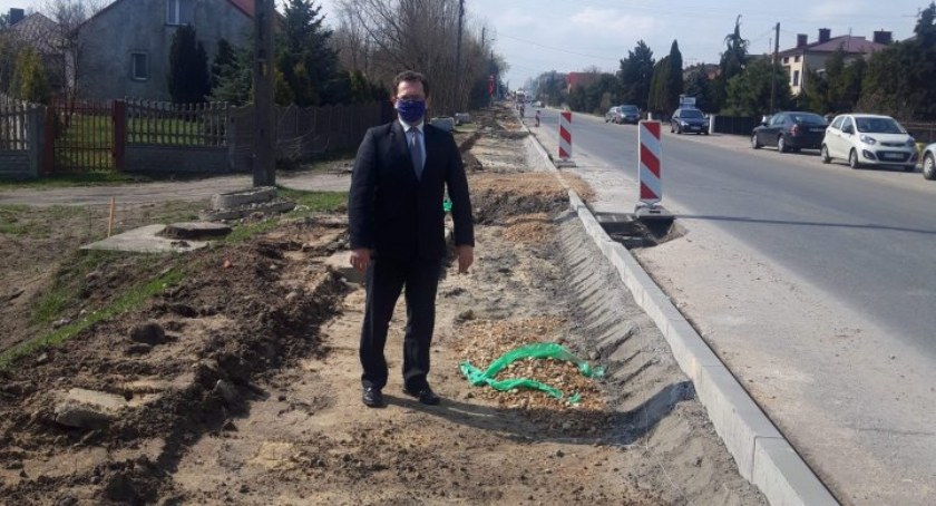 Zbigniew Gajęcki, starosta pajęczański, zaznacza, że prace są wykonywane zgodnie z harmonogramem  Fot.: arch. starostwo pajęczańskie 