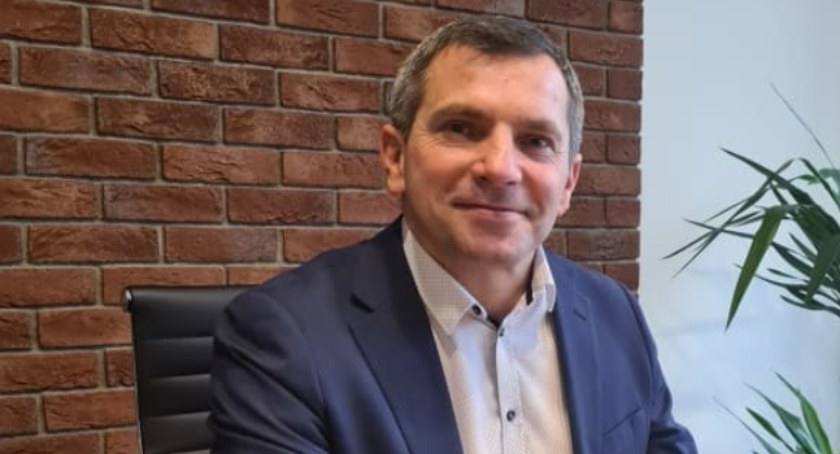 Piotr Mielczarek, burmistrz Pajęczna, jest zobligowany, aby dbać o finanse gminy. Wolałby środki, zamiast na dopłaty do odbiory odpadów, przeznaczyć na wsparcie inwestycji fot.: Magdalena Lizurej