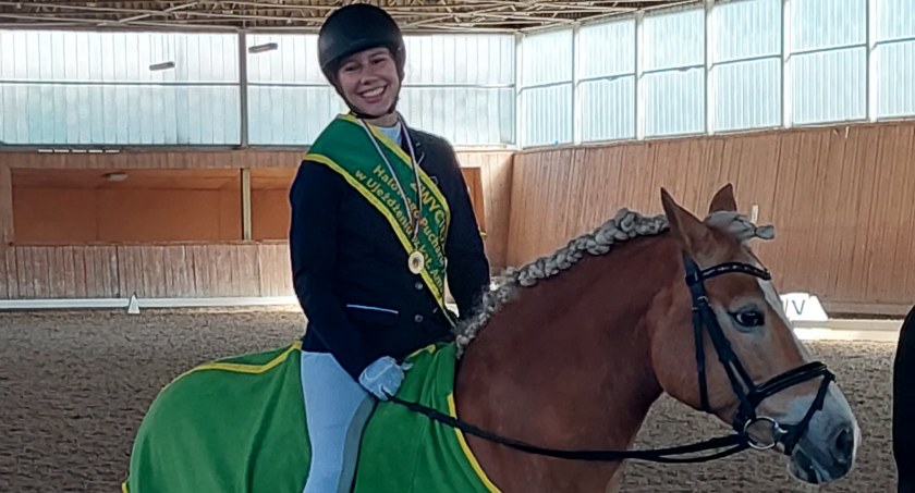 17-letnia Aleksnadra Prange zdobyła I miejsce podczas Halowego Otwartego Pucharu Śląska Amatorów w Ujeżdżeniu fot.: arc. prywatne Oli Prange