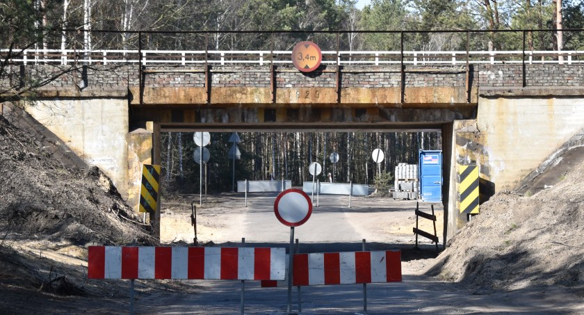 Foto: Przejazd pod wiaduktem w Marchewkach jest od wczoraj zamknięty. GrB