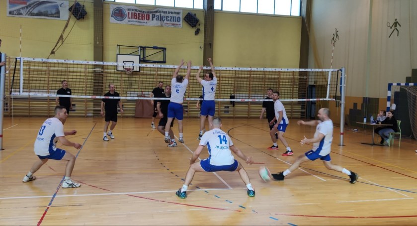 Foto (archiwum MOSiR Pajęczno): Siatkarze MUKS Libero Pajęczno (w białych strojach) wygrali niedzielny turniej o Puchar Burmistrza Pajęczna 