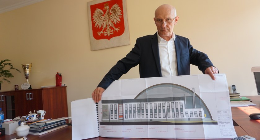 Burmistrz Praszki Jarosław Tkaczyński pokazuje plan rozbudowy hali. Zaznacza, że na tę inwestycję gmina nie musiała zaciągać kredytu, bo pozyskała aż 2 400 000 zł z zewnątrz fot.: Sławomir Rajch