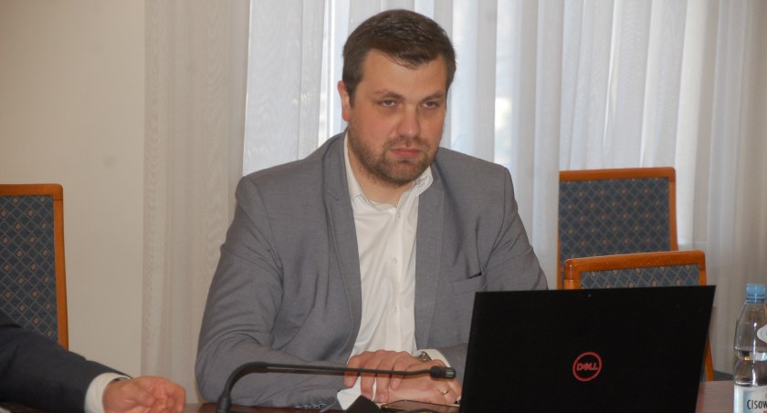 Krzysztof Dziuba, wicestarosta wieluński, dziękował wójtom, którzy zdecydowali się na współpracę z powiatem, umożliwiając pozyskanie dużych środków na remonty dróg powiatowych na ich terenie fot.: Sławomir Rajch