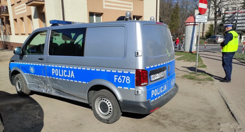 Policjanci wjechali na skrzyżowanie na czerwonym świetle, ale radiowóz miał włączone sygnały świetlne i dźwiękowe  fot.: Michał Borczyk
