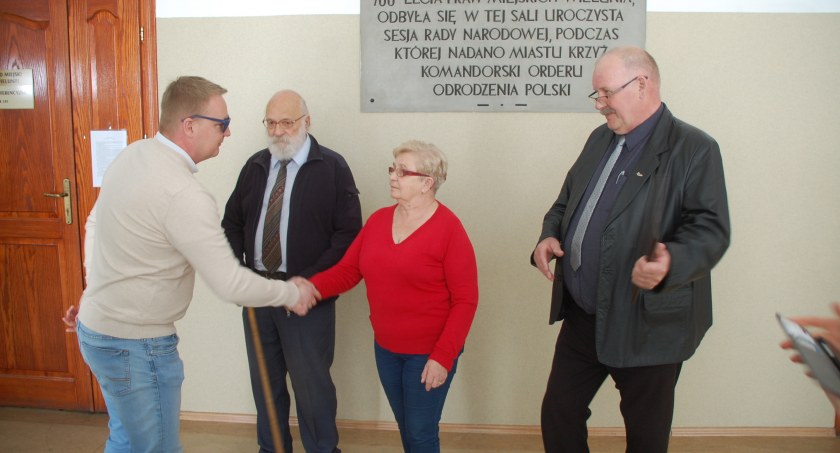 Inicjatorzy referendum odpuścili, rezygnując z dalszego zbierania podpisów. Referendum w sprawie odwołania burmistrza Pawła Okrasy nie będzie, a przynajmniej nie w tej kadencji. Na zdjęciu przedstawicielom komitetu referendalnego podziękowania za zaangażowanie i odwagę składa radny Wojciech Psuja, k
