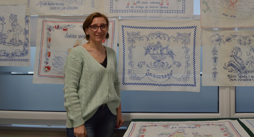 Na ciekawą wystawę makatek do Domu Kultury w Ożarowie zaprasza jego dyrektorka Natalia Zwierz  fot.: Elżbieta Wodecka 