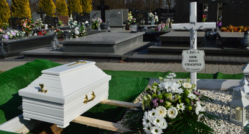 Ciałka pięciorga dzieci, które zmarły przed narodzeniem, pochowano na cmentarzu komunalnym w Wieluniu fot.: Elżbieta Wodecka 