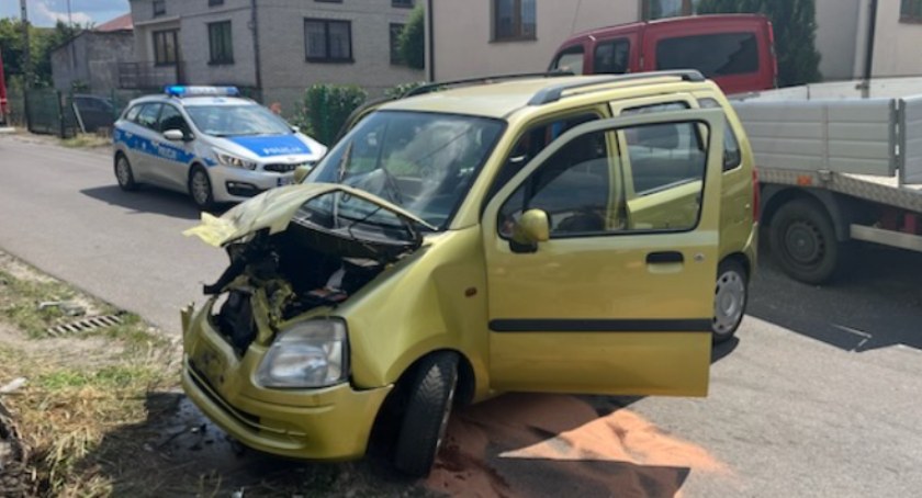 Na zdjęciu opel, którym jechała 64-latka / Fot. Komenda Powiatowa Policji w Łowiczu