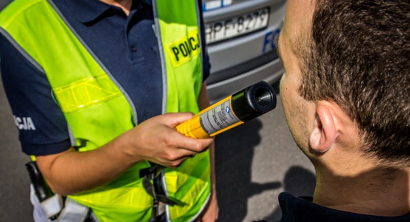 Mundurowi z wieluńskiej drogówki podczas prowadzonej akcji 