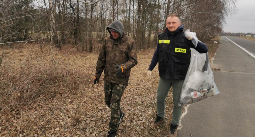 Strażacy liczą, że akcją sprzątania uświadomią społeczeństwu, by nie zanieczyszczali środowiska fot.: OSP Broszęcin 