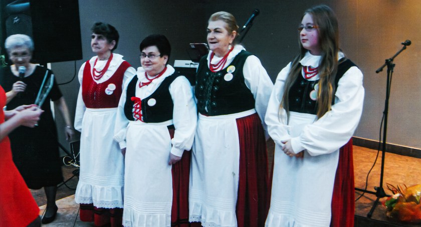 Zespół Pieśni Ludowej z Chorzyny na scenie. Od lewej: Krystyna Pędziwiatr, Jadwiga Marczak, Maria Niciejewska i Weronika Mateusiak fot.: archiwum prywatne 
