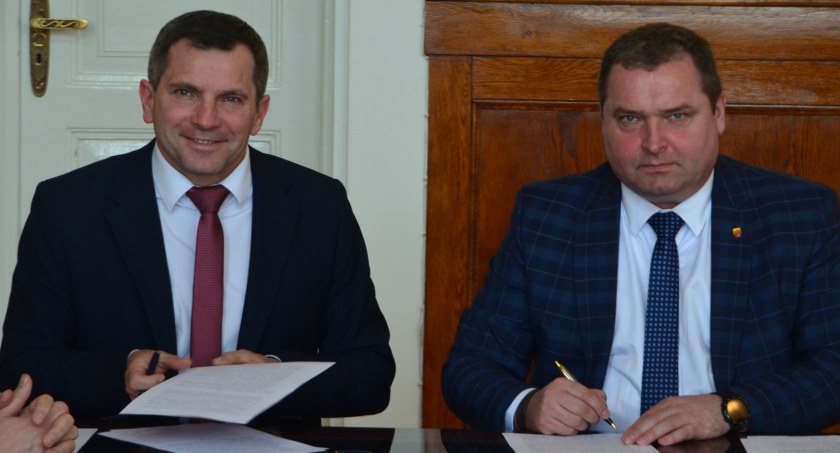4 kwietnia samorządowcy z Działoszyna i Pajęczna podpisali akt notarialny, dotyczący powołania spółki. SIM KZN Łódzkie Centrum zajmie się budową bloków fot.: arch. UM w Pajęcznie