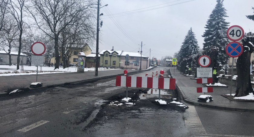 Przez kilka najbliższych miesięcy obowiązuje objazd z Wielunia w kierunku Działoszyna i Radomska fot.: Damian Śpich 