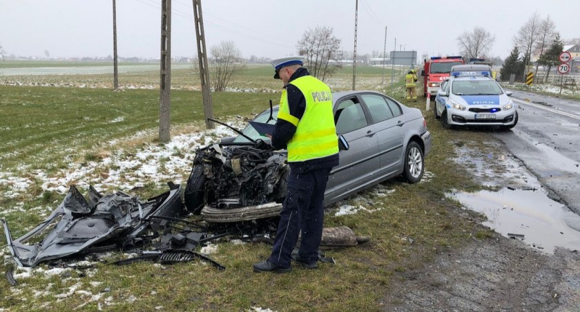 Pasażerowie BMW  w wieku 17 i 18 lat trafili do szpitala fot.: arch. KPP w Wieruszowie