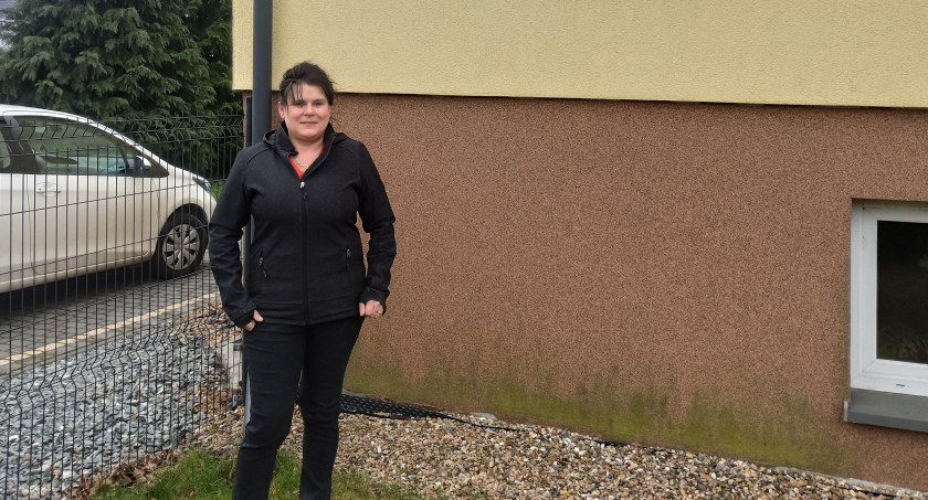 Agnieszka Kuźnik została wybrana na sołtyskę Wielgiego jednogłośnie. Urzędowa tabliczka już zawisła na jej domu.  fot.: Magdalena Lizurej