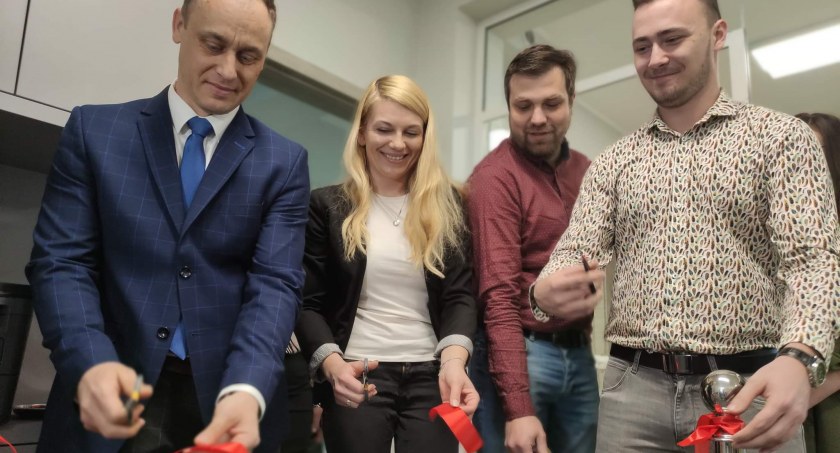 Podczas skromnej uroczystości w ZS nr 3 przecięto wstęgę do nowych obiektów fot.: Michał Borczyk