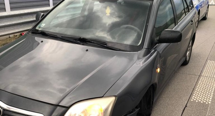 Na zdjęciu pojazd, w którym urwało się koło / Fot. Komenda Powiatowa Policji w Radomsku
