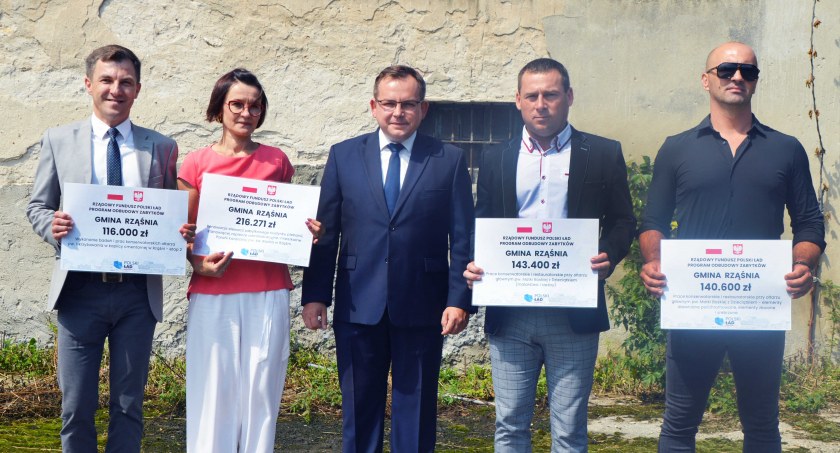 Zdjęcia z rozdania czeków na dotacje z programu 