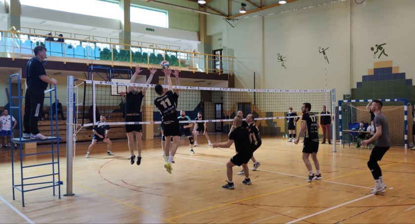 Foto (archiwum MOSiR Pajęczno): Siatkarze MUKS Libero Pajęczno (w białych strojach) wygrali niedzielny turniej o Puchar Burmistrza Pajęczna 