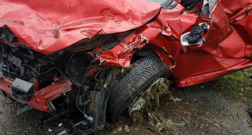Na szczęście kierowcy obu samochodów przeżyli ten groźny wypadek. Opuścili swoje auta o własnych siłach, została im udzielona pierwsza pomoc i odwieziono ich do szpitali w Wieluniu i Bełchatowie fot.: OSP Wola Wiązowa