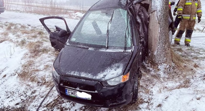 Mężczyzna utracił panowanie nad pojazdem i uderzył w przydrożne drzewo – informuje asp.sztab. Damian Pawlak, rzecznik prasowy Komendy Powiatowej Policji w Wieruszowie fot.: OSP KSRG Młynisko
