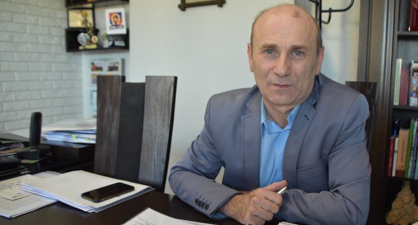 1.	Wójt Jarosław Trojan cieszy się z budowy targowiska, które zapewni producentom godne warunki sprzedaży i konsumentom możliwość zakupu dobrych, lokalnych produktów  fot.: Katarzyna Cieślik 