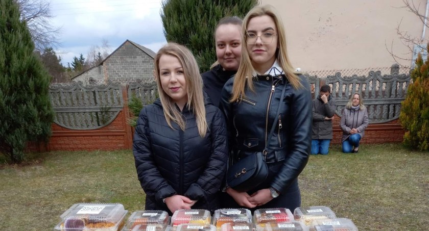 1.	Po każdej mszy świętej przy kościołach w Siemkowicach, Ożegowie, Chorzewie, Lipniku i Delfinie wierni mogli zakupić różnego rodzaju ciasta fot.: archiwum organizatorów kiermaszu 
