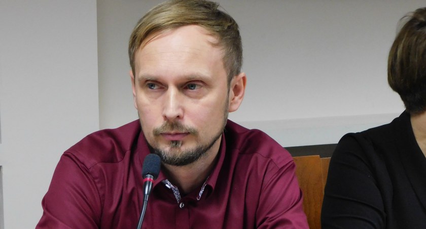 fot.: Magdalena Lizurej, radny Wojciech Beśka nie ukrywał irytacji z powodu przedłużającego się czasu naprawy drogi