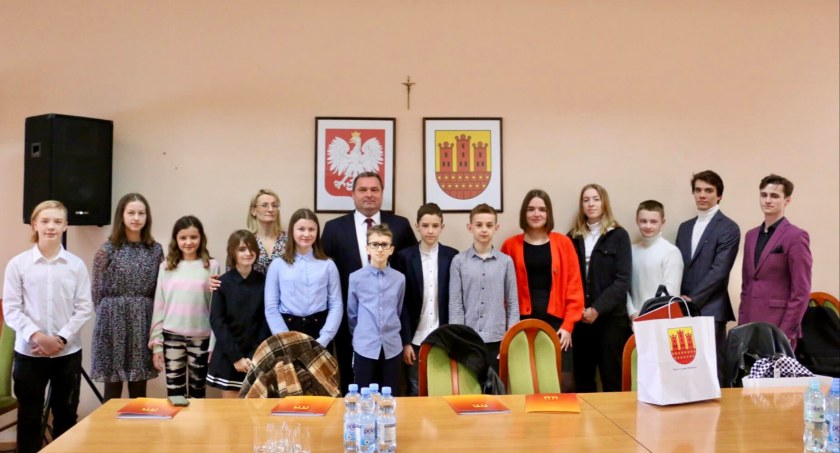 Sportowe sukcesy młodych mieszkańców gminy Działoszyn zostały docenione przez samorządowców fot.: arc.: UMiG Działoszyn