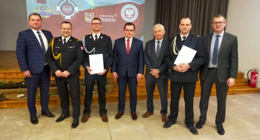 W poniedziałek samorządowcy odebrali promesy na nowe wozy bojowe dla strażaków. Wśród nich są obietnice dofinansowań dla Dworszowic Pakoszowych i Kolonii Lisowice fot.: arch. UMiG Działoszyn