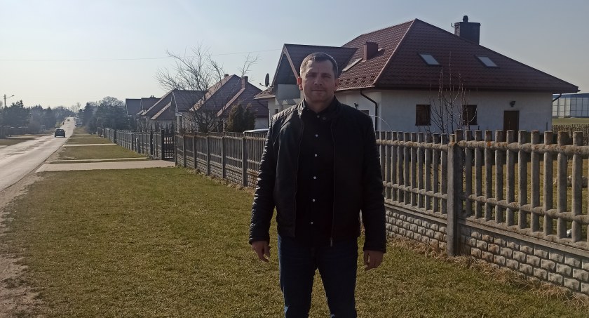 Piotr Mielczarek, burmistrz Pajęczna, nie ukrywa zadowolenia, że udało się wyłonić wykonawcę zadania „Przebudowa i remonty dróg w Gminie Pajęczno”. fot.: Magdalena Lizurej