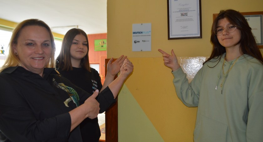 Logo projektu „Deutsch Plus” pokazują: (od lewej) Aleksandra Dwornicka – Kryściak oraz Nikola Korpowska i Małgorzata Matys  fot.: Elżbieta Wodecka