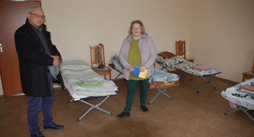Sale przygotowane w świetlicy wiejskiej wyposażone zostały w łóżka i inne przydatne w życiu sprzęty. Na zdjęciu wójt Marek Jednak i koordynatorka akcji dla uchodźców w gminie Dorota Zychowicz fot.: Antoni Zych