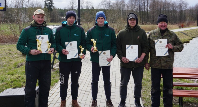 Oto najlepsi wędkarze zawodów, od lewej stoją: Mariusz Błaszczyk (III), Hubert Rabęda (II), Norbert Kluczny (I), Radosław Pieprzyk (IV) i Grzegorz Włodarczyk (V)